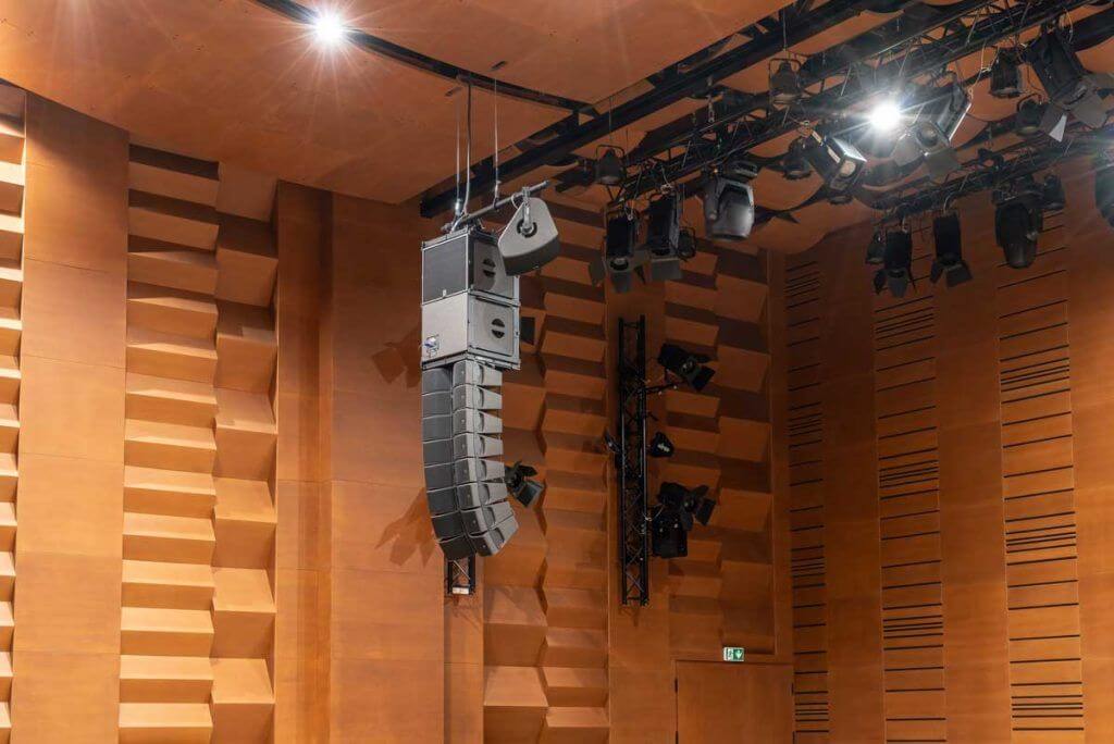 コンサートホールのL-Acoustics Kiva IIハングとX12ステージフィルの様子。