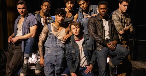 図：“The Greasers”より― (上段左から右): Jason Schmidt (Sodapop Curtis), Renni Anthony Magee (Steve), Daryl Tofa (Two-Bit), Tilly Evans-Krueger (Ace), Sky Lakota-Lynch (Johnny Cade), Joshua Boone (Dallas Winston), Brent Comer (Darrel Curtis); (前列): Brody Grant (Ponyboy Curtis) (Ⓒ Matthew Murphy)